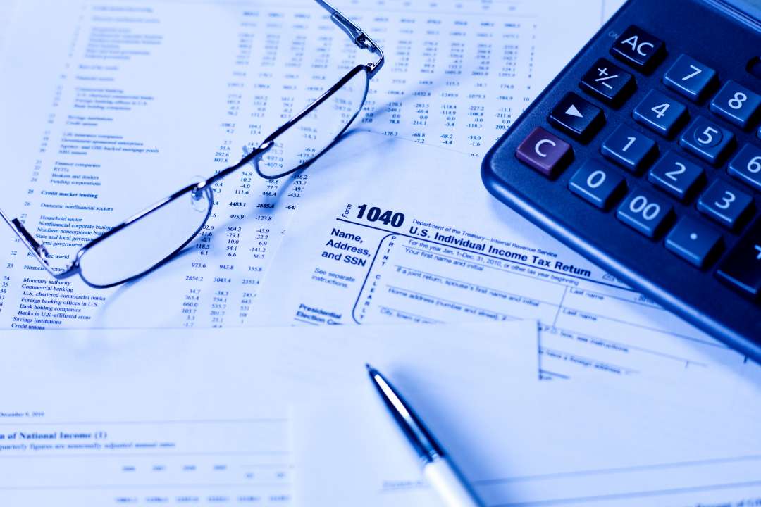Vários papéis de imposto de renda para analisar rendimentos tributários no IR
