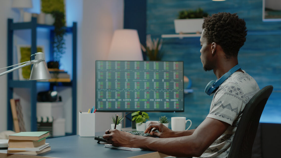 homem negro sentado a frente do computador analisando gráficos da metodologia ARCA