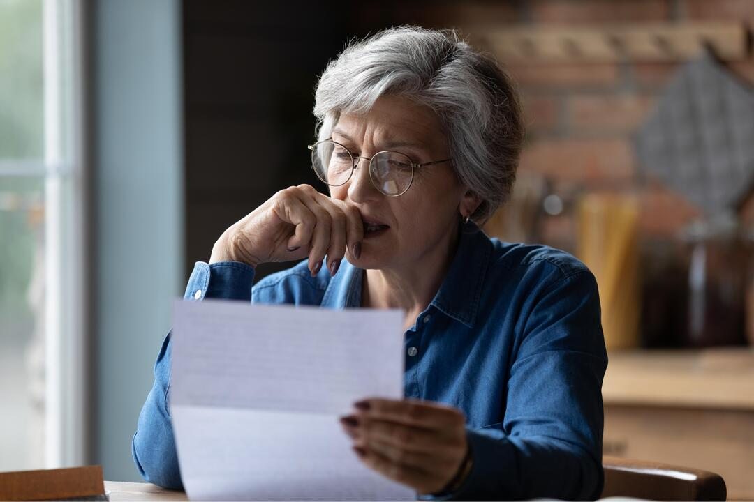 planejamento sucessório: uma senhora lendo uma folha de papel